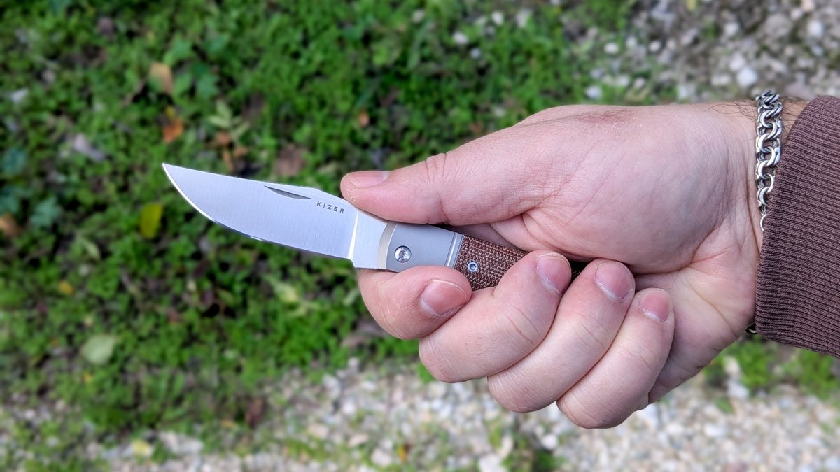 Маленький складной нож Kizer в руке